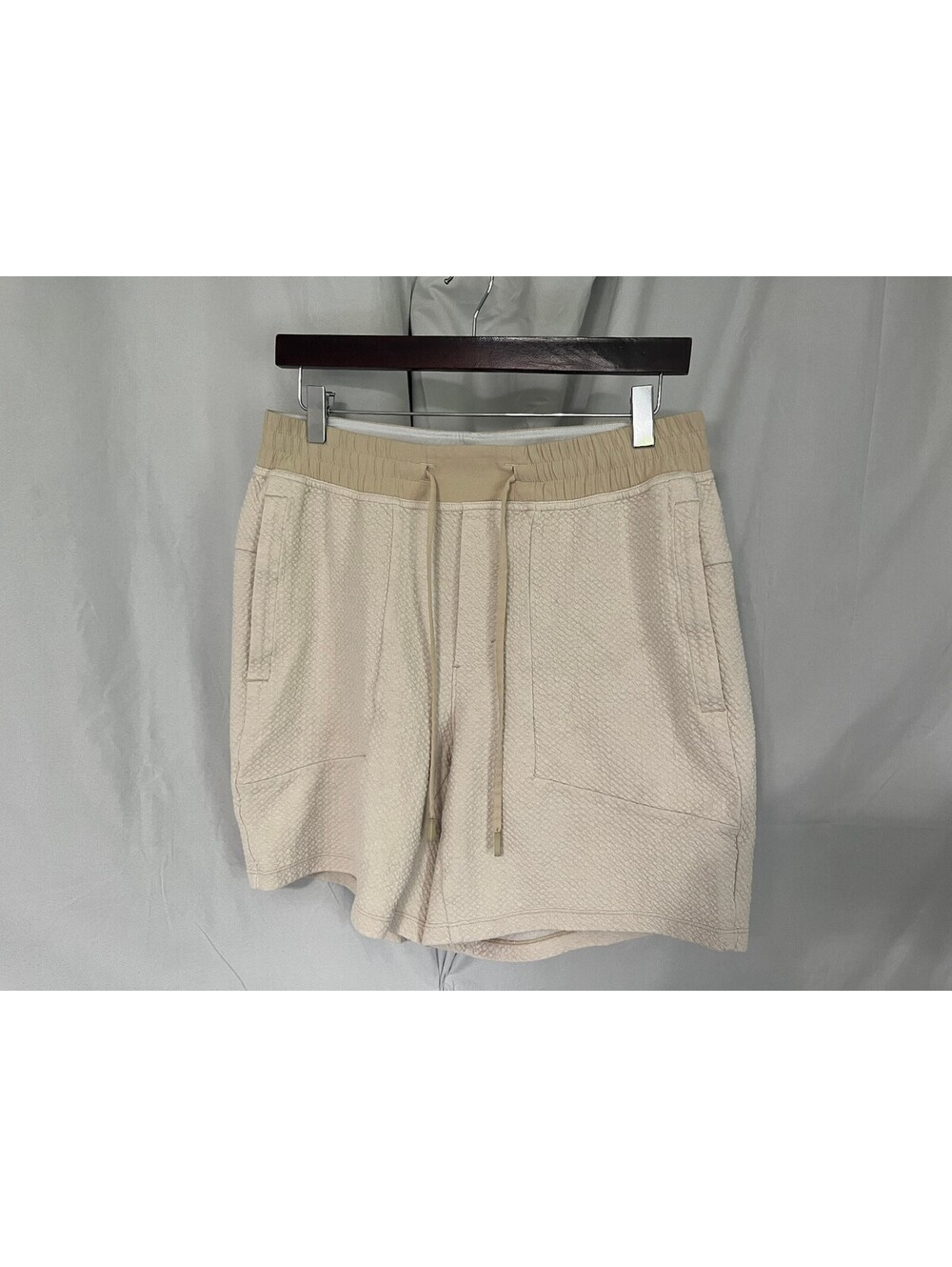 Lululemon Athletica Men's Ivory Textured Two Toned Athletic Shorts Medium M
